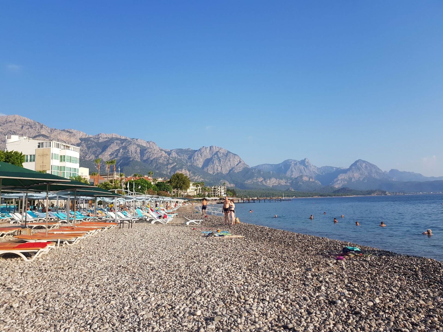Погода в кемере в июле. Кемер Центральный пляж. Анталия пляж Halk Plaji. Пляж панорама в Кемере. Пляж Кемер кырыш.