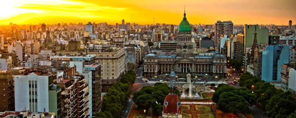 Буэнос-Айрес - это потрясающей красоты город. Его  Исторический центр создавался  английскими, итальянскими и французскими архитекторами. 